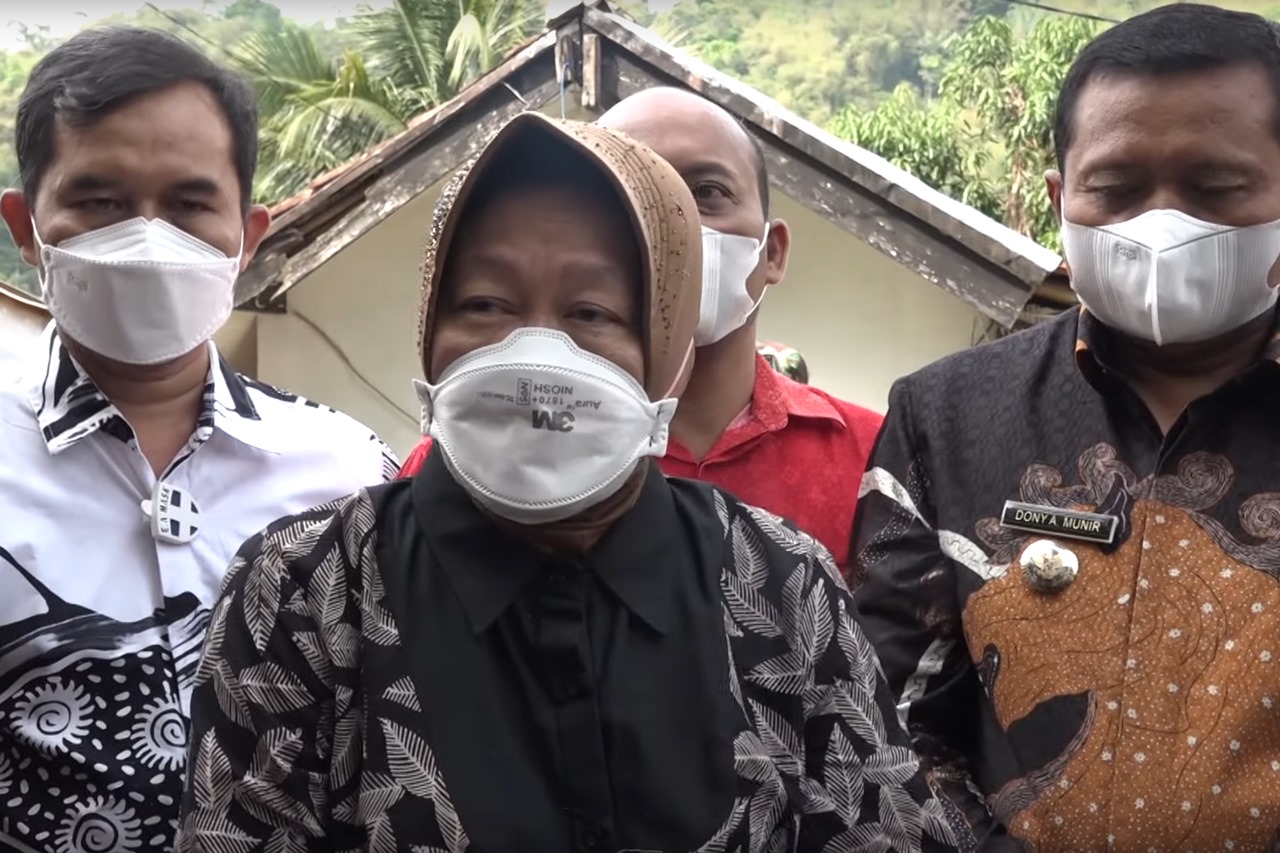 Minister of Social Affairs Pilgrimage to Cut Nyak Dhien's Tomb in Sumedang