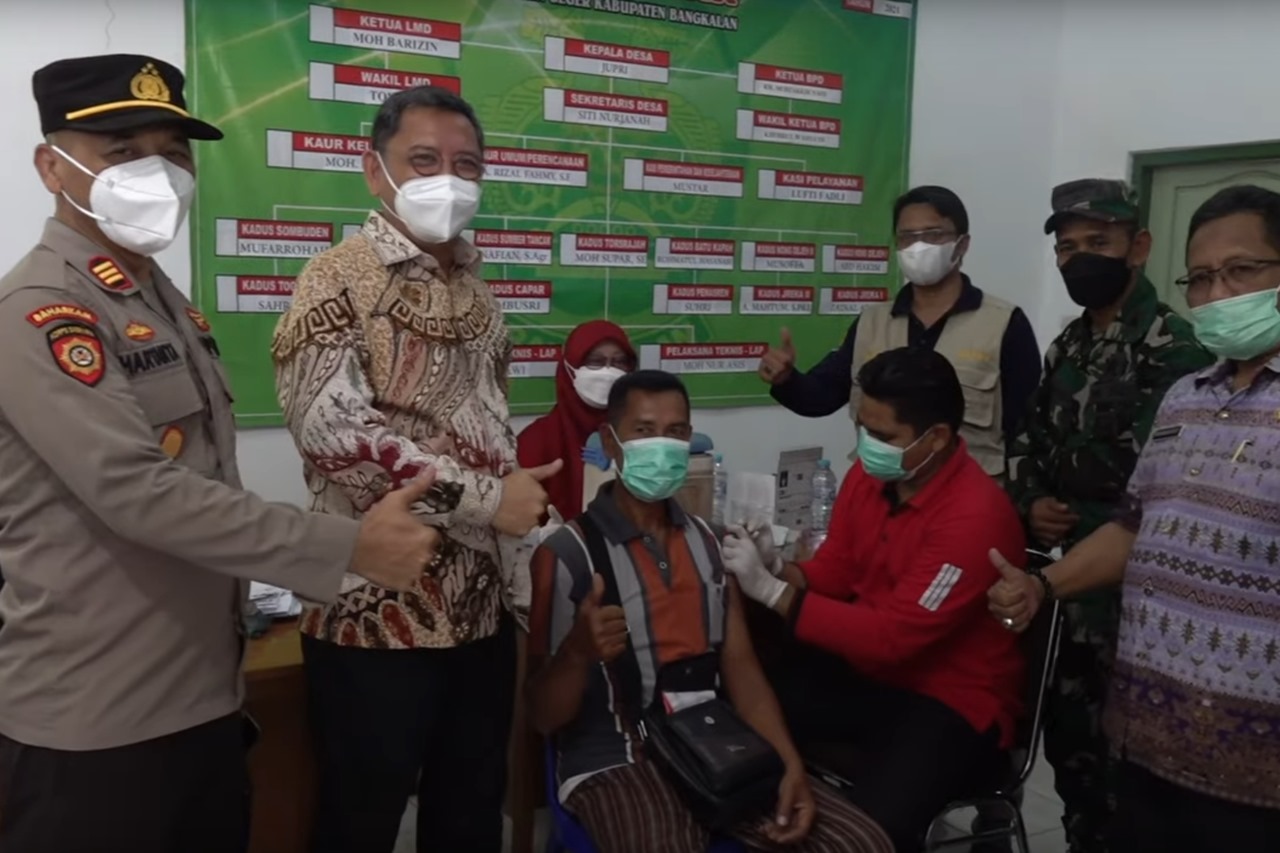 The Ministry of Social Affairs Held Social Assistance with the COVID-19 Vaccine in Bangkalan