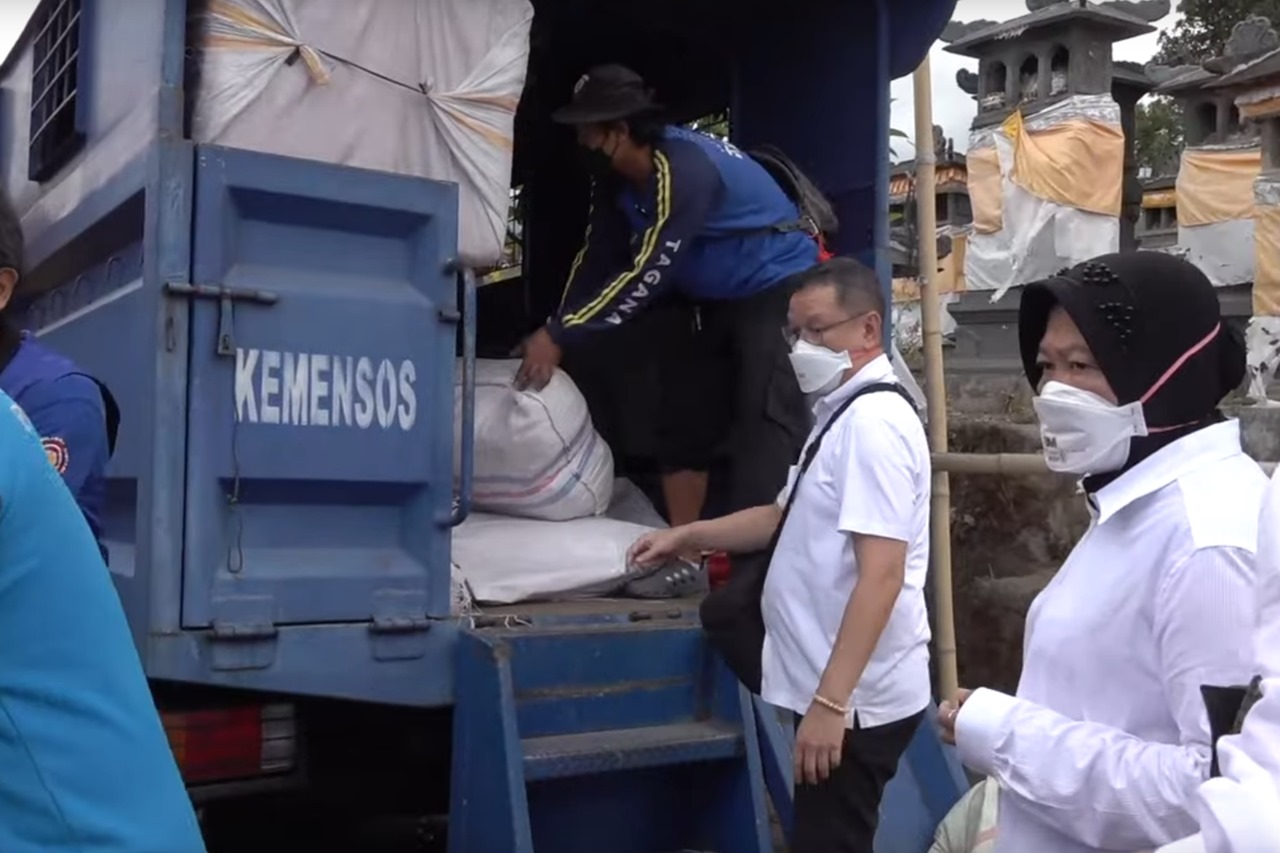 Sambil Berlarian, Bu Risma Turun Tangan Distribusikan Bantuan Bencana