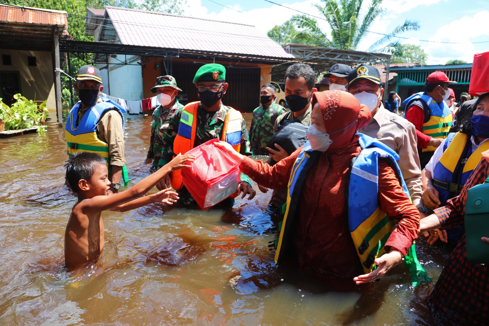 Antisipasi Dampak La Nina, Mensos Ajak Warga di Tepian Sungai Kapuas Siaga