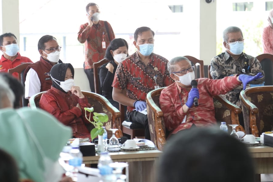 Antisipasi Jalur Transportasi Terputus, Mensos Instruksikan Pendirian Lumbung Sosial di Lokasi Banjir Kalbar