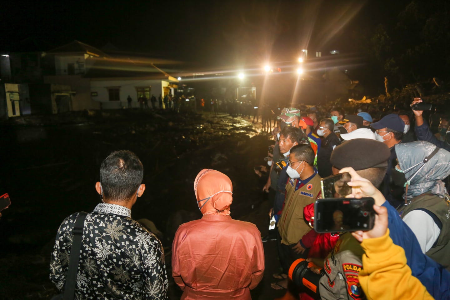 Mensos Tinjau Lokasi Terdampak Banjir Bandang dan Serahkan Santunan di Batu