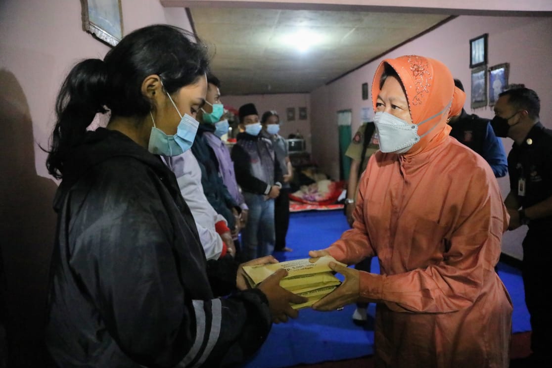 Tiba di Lokasi Banjir Bandang Kota Batu, Mensos Pastikan Penyintas Bencana Terima Bantuan Logistik