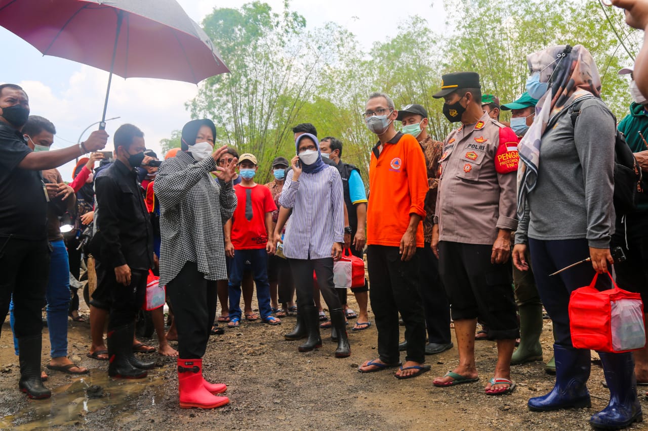 Mensos Cek Lokasi Banjir Gresik