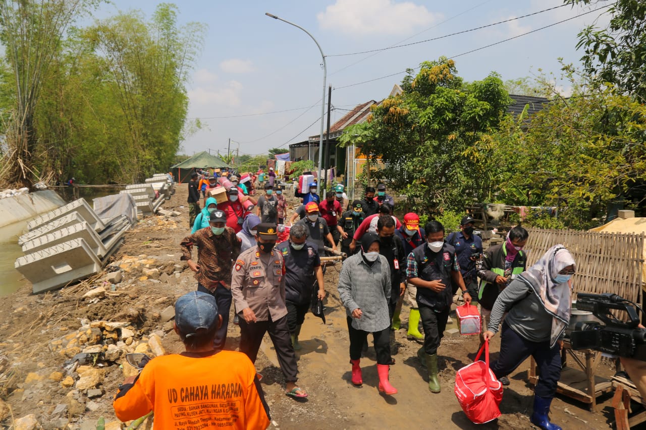 Minister of Social Affairs Ensures the Logistics Availability of the Public Kitchen Post in Gresik