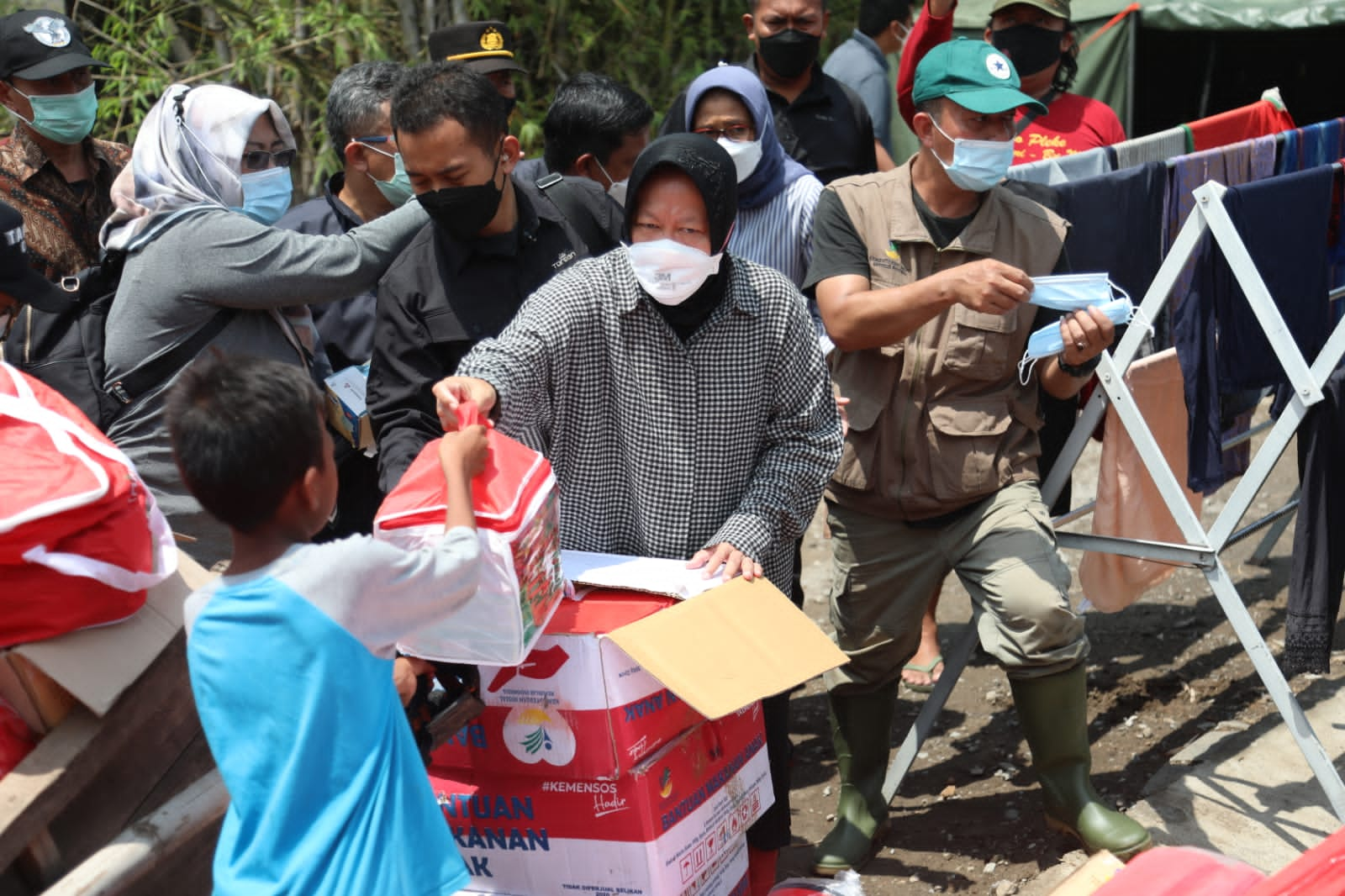 Tinjau Lokasi Banjir Gresik, Mensos Bagikan Makanan dan Instruksikan Pendirian Tenda Darurat