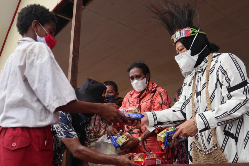 Mensos Hadir di Kampung Terjauh di Asmat, Bupati Elisa Kambu Apresiasi dan Beri Hormat