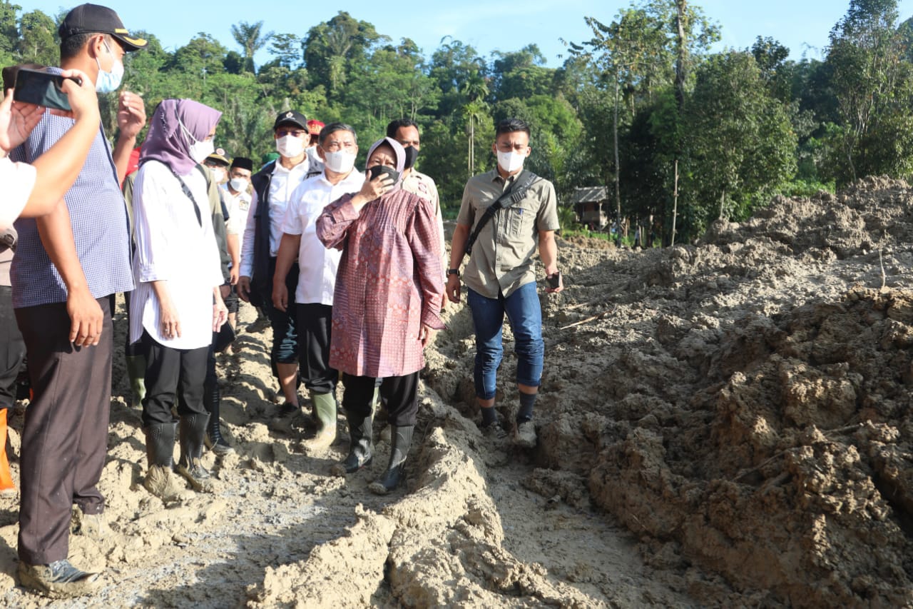 Cek Lokasi Bencana Banjir-Longsor di Kecamatan Sibolangit, Mensos Instruksikan Pendirian 7 Titik Lumbung Sosial