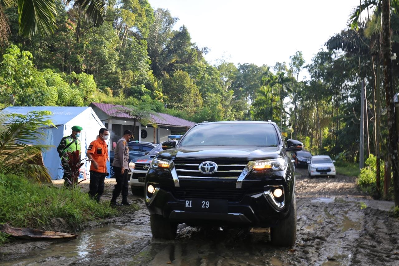 Minister of Social Affairs Moves through the Sibolangit Landslide Location