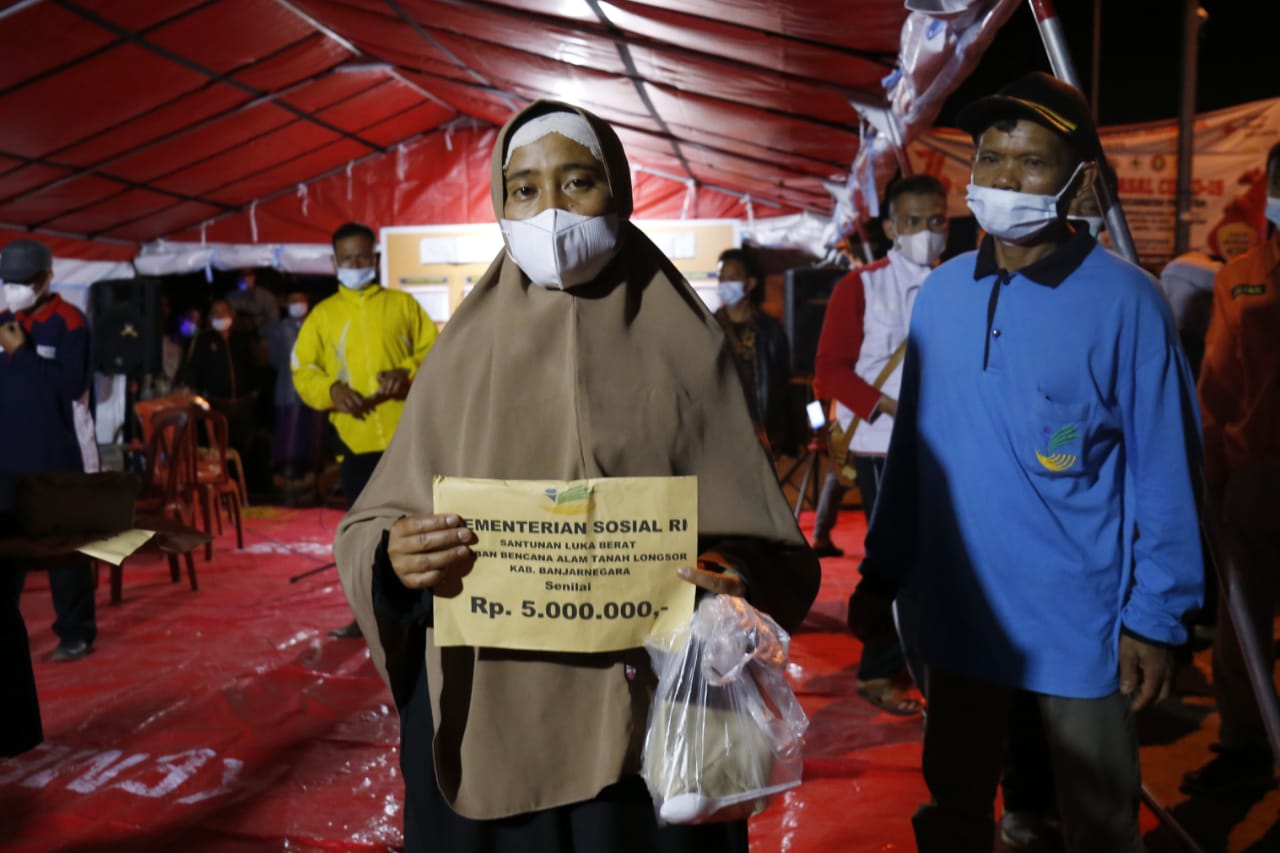 Kunjungi Korban Longsor Banjarnegara, Mensos Salurkan Bantuan Logistik dan Santunan Kematian