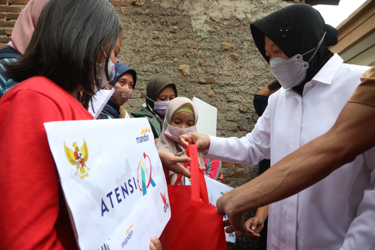 Mensos Temui Korban Tanah Longsor di Pasir Jambu dan Serahkan Santunan