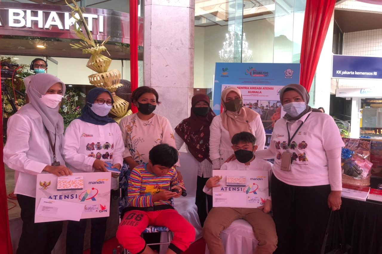 Balai "Mulya Jaya" Salurkan Bantuan ATENSI bagi Penyandang Disabilitas di Acara HDI 2021