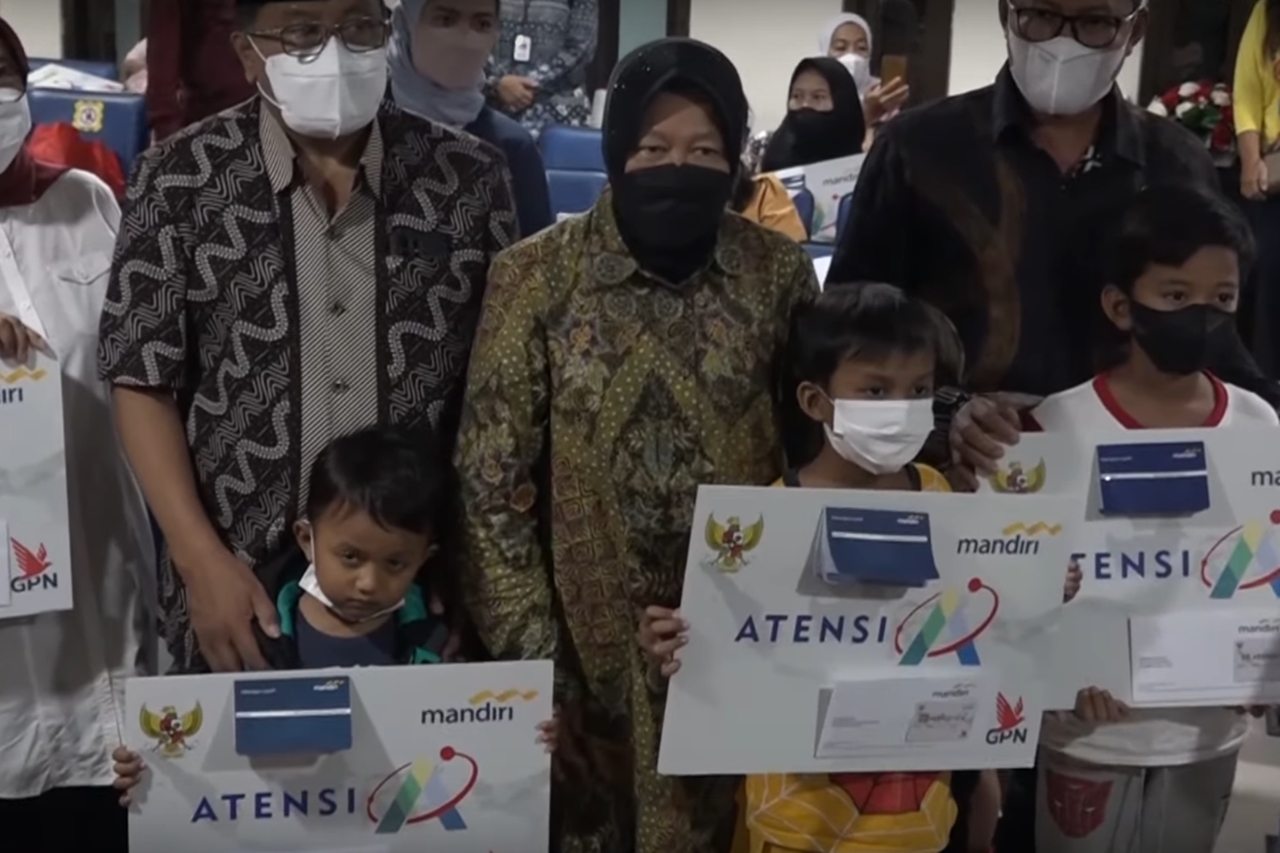 Hand Over of ATENSI Assistance for Orphans, Social Minister Risma: You Shouldn't Give Up Hope