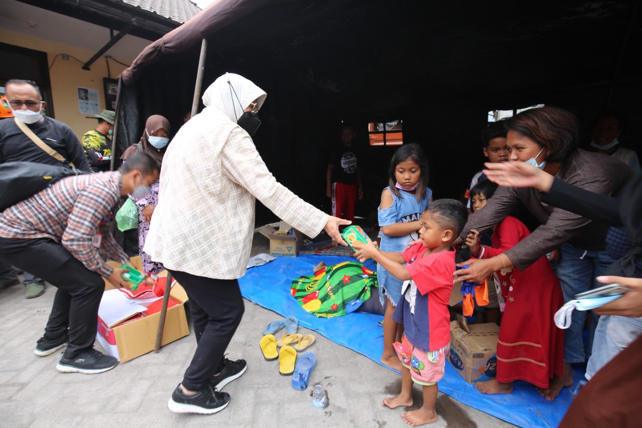 Mensos Mengunjungi Korban Terdampak Erupsi Gunung Semeru