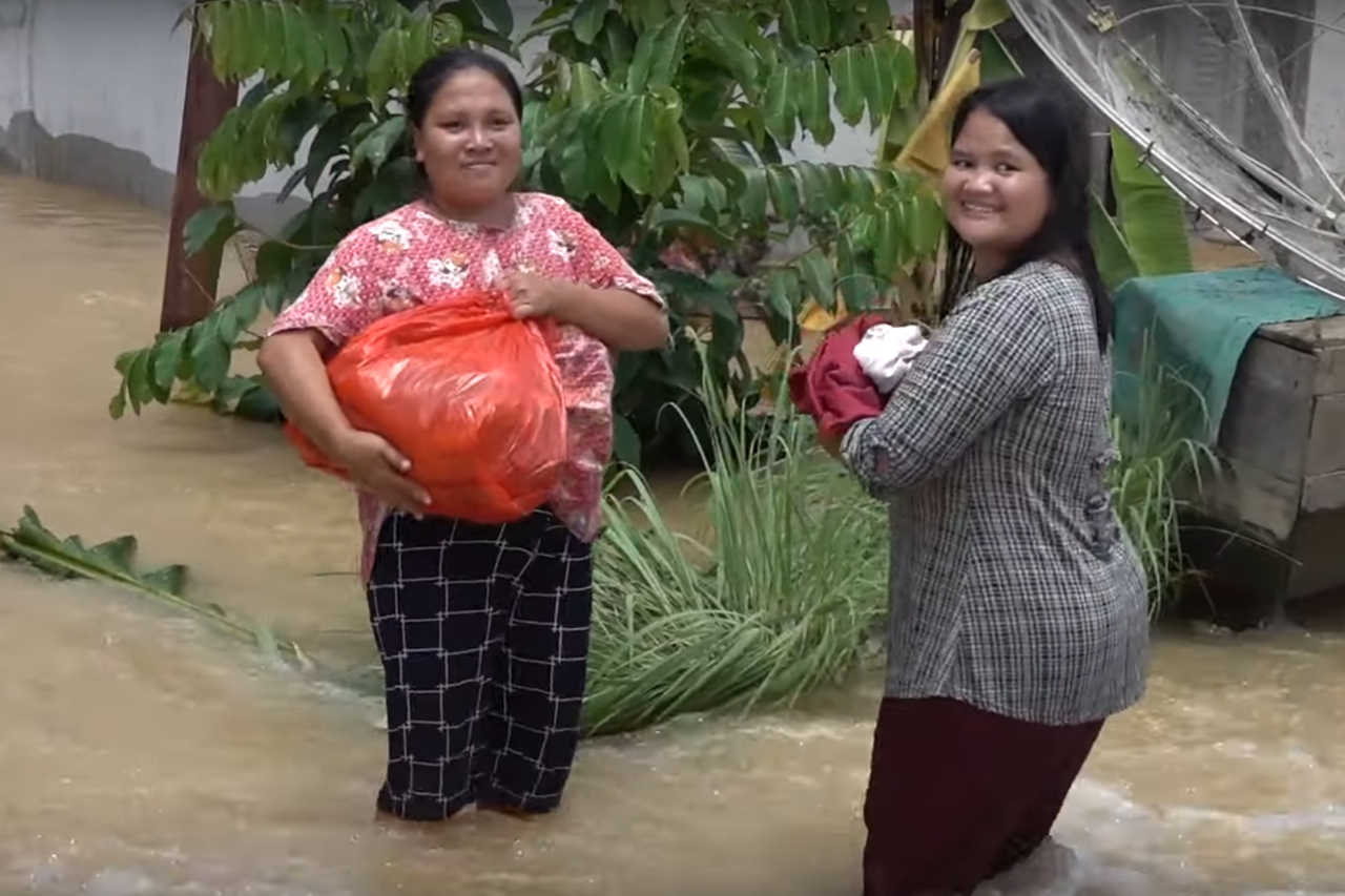 RI 29's Car Suddenly Stopped at the Flood Location, Risma Gets Down from the Car