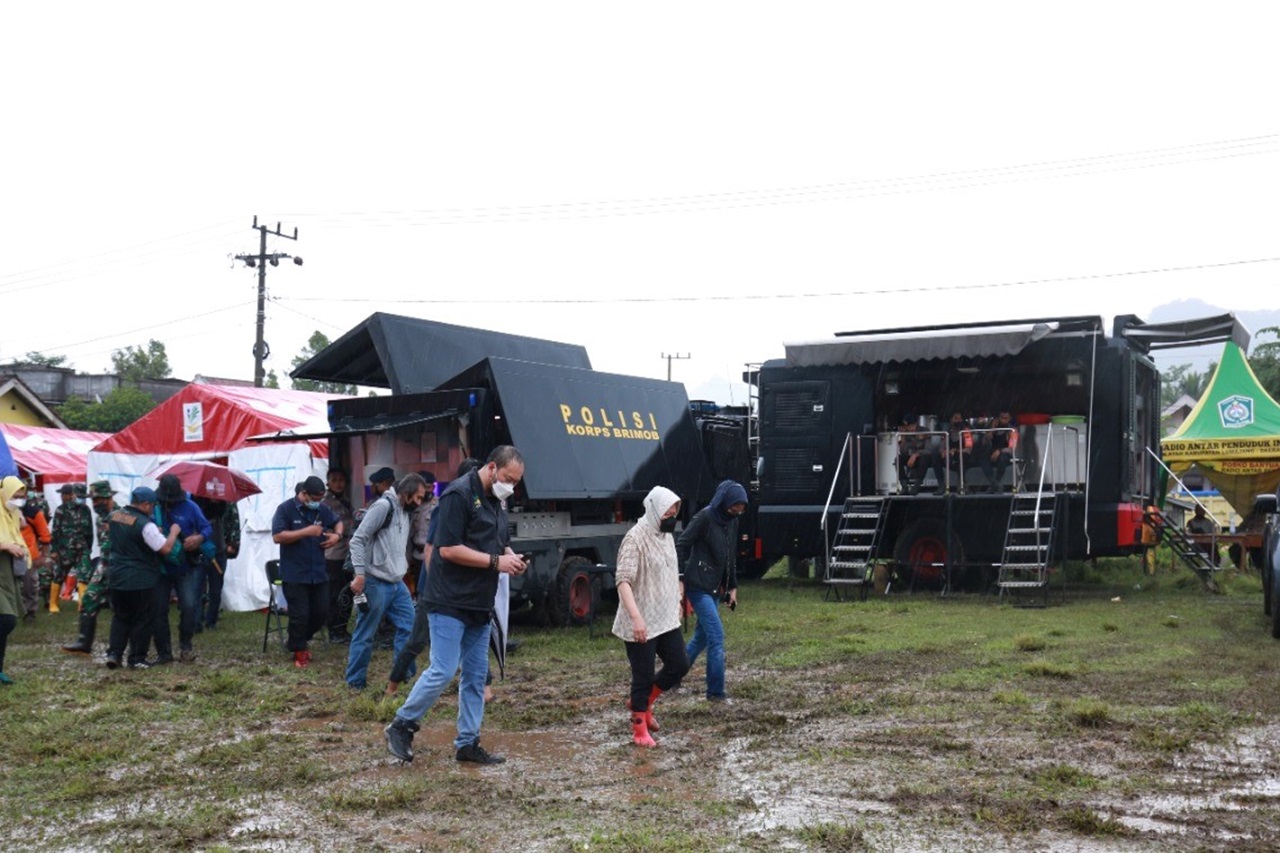 Minister of Social Affairs Reviews Location Readiness for Integrated Command Post in Lumajang