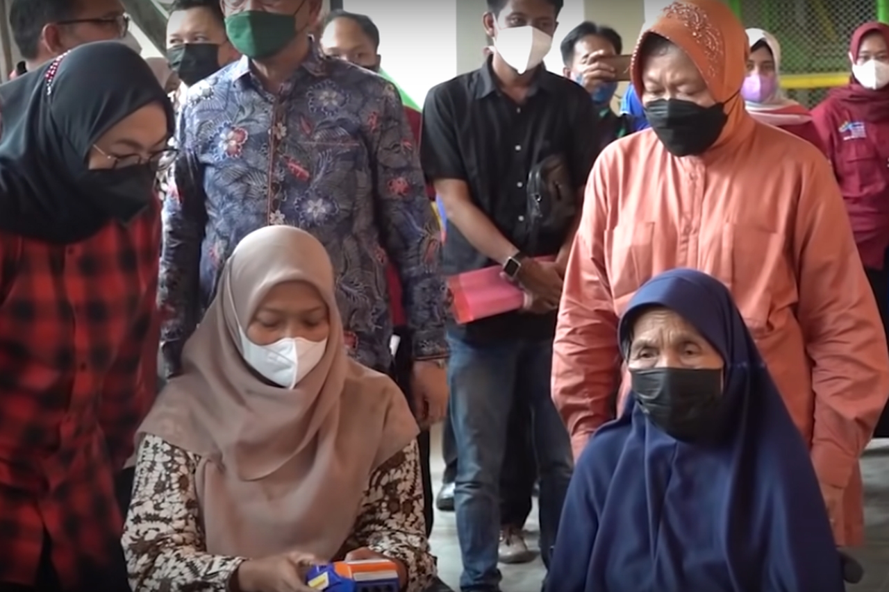 Di Nganjuk, Mensos Risma Minta Kepolisian Selidiki Agen yang Pegang KKS