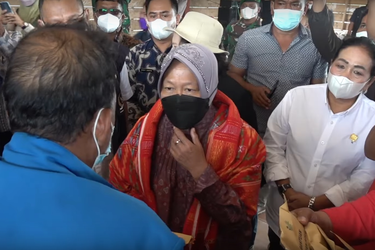 Sambil Lesehan, Mensos Risma Ajak Eks Pengungsi Sinabung Bikin Usaha Mandiri