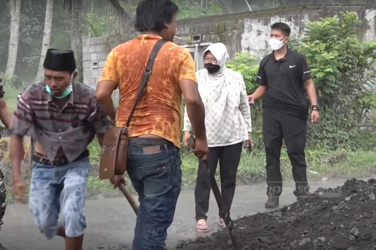 Berhenti di Tengah Perjalanan, Ini yang Dilakukan Bu Risma Saat Lihat Tumpukan Pasir di Jalur Evakuasi