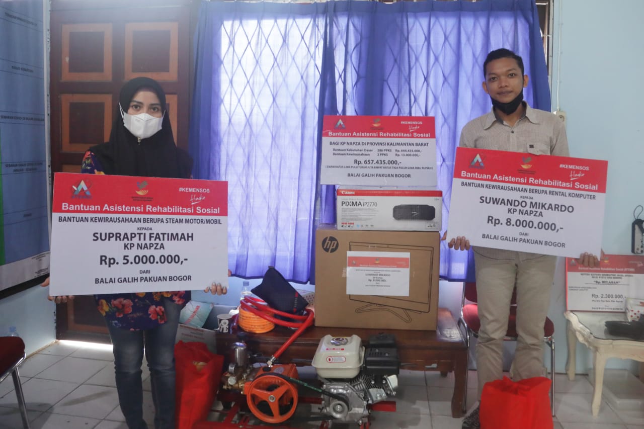 The Ministry of Social Affairs Distributes ATENSI, BPNT and PKH in Sintang