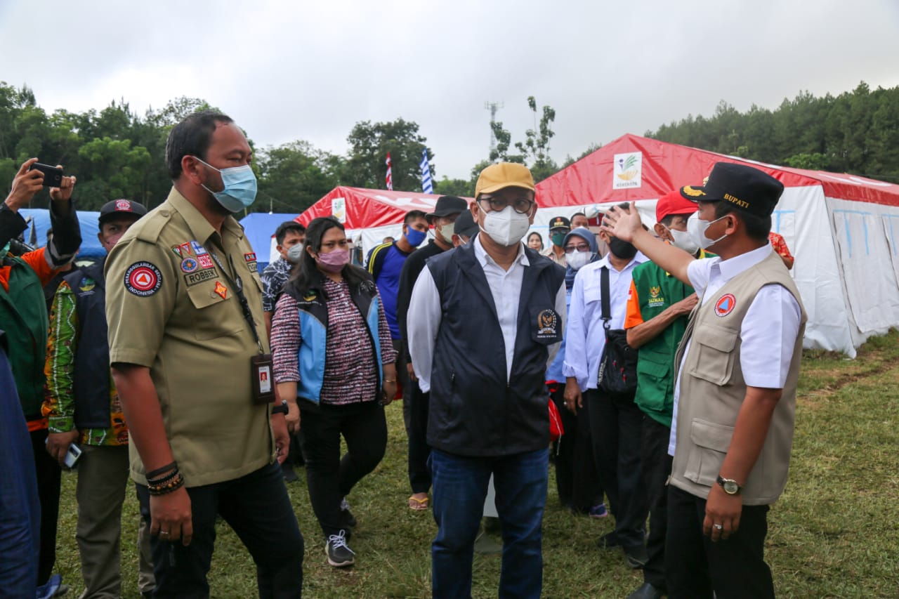 Sambangi Tenda Pengungsi, Komisi VIII Serahkan Bantuan Makanan Siap Saji dari Kemensos