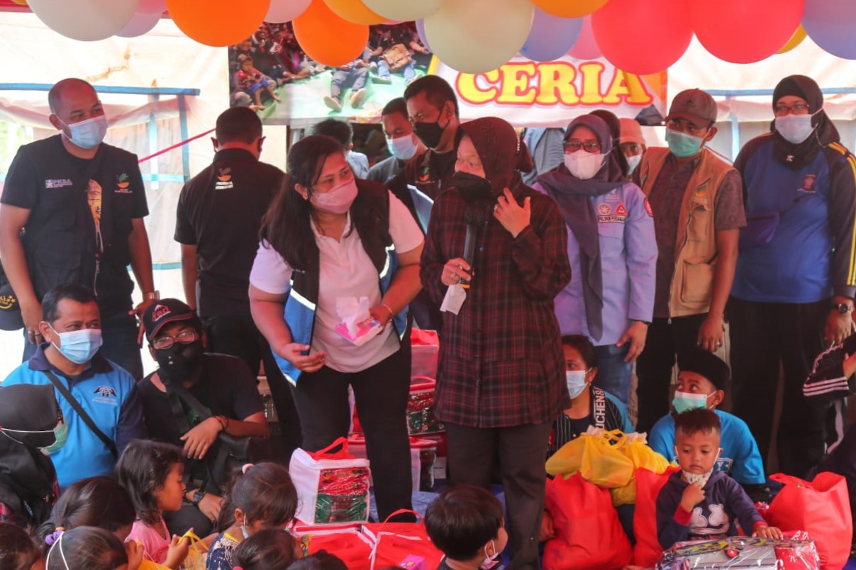 Minister of Social Affairs Entertains Children Victims of Mount Semeru Eruption