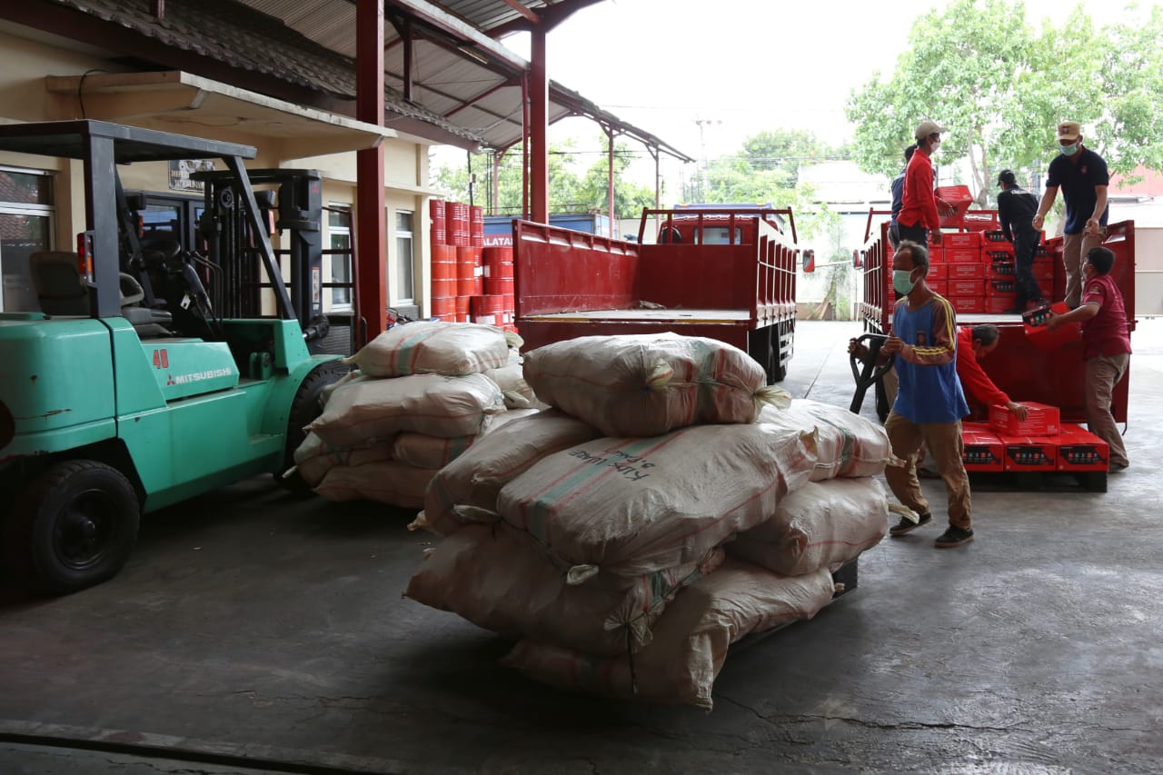 Mensos Risma Pantau Persiapan Pengiriman Bantuan Logistik