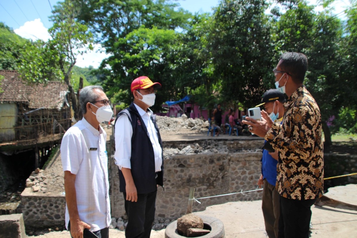 Dirjen Linjamsos Tinjau Kerusakan Jembatan dan Tanggul Akibat Banjir Bima