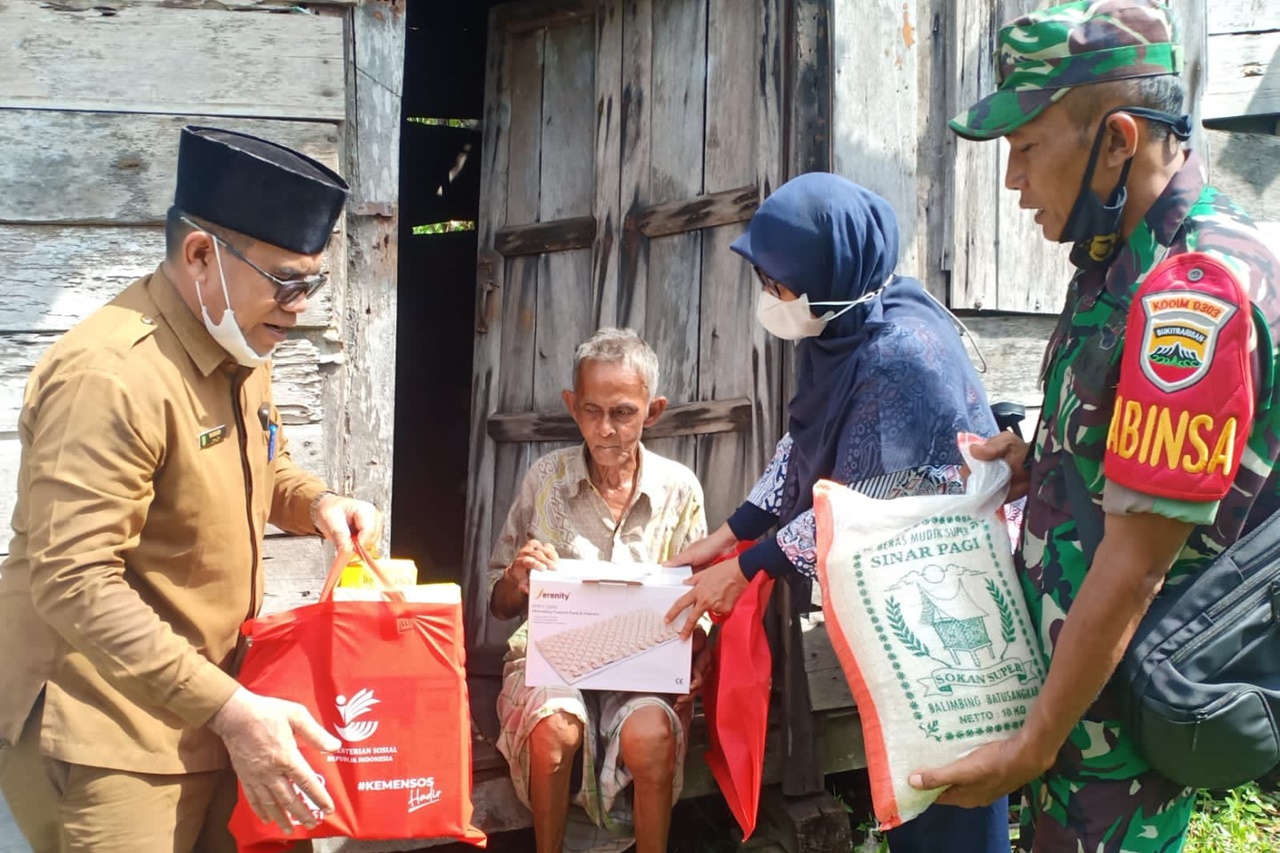 Viral Seorang Kakek Tinggal Sendiri di Gubuk, Kemensos RI Berikan Bantuan Nutrisi dan Tongkat