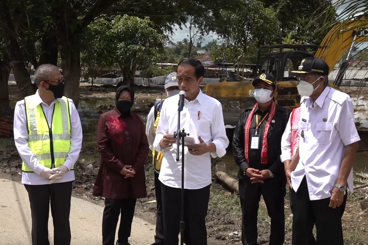 President Joko Widodo Review Embankment Construction and Handover Social Assistance in Sintang