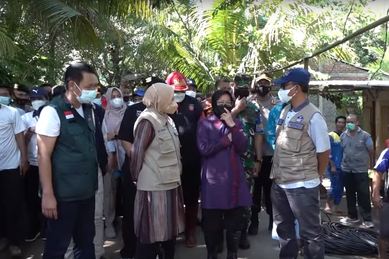 Tinjau Pengungsi Banjir Bandang Lombok Barat, Mensos Salurkan Langsung Bantuan Logistik dan Santunan