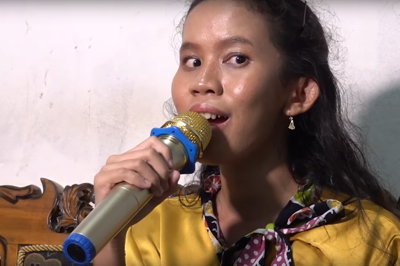 Mendung Tanpo Udan - (Cover) Oktria Anak Disabilitas Netra yang Ingin Diboyong Mensos Risma ke Jakarta