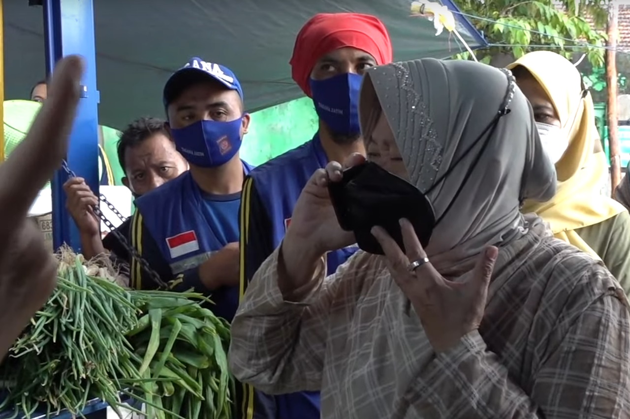 Minister of Social Affairs Reviews the Handling of Victims of Mount Semeru Eruption