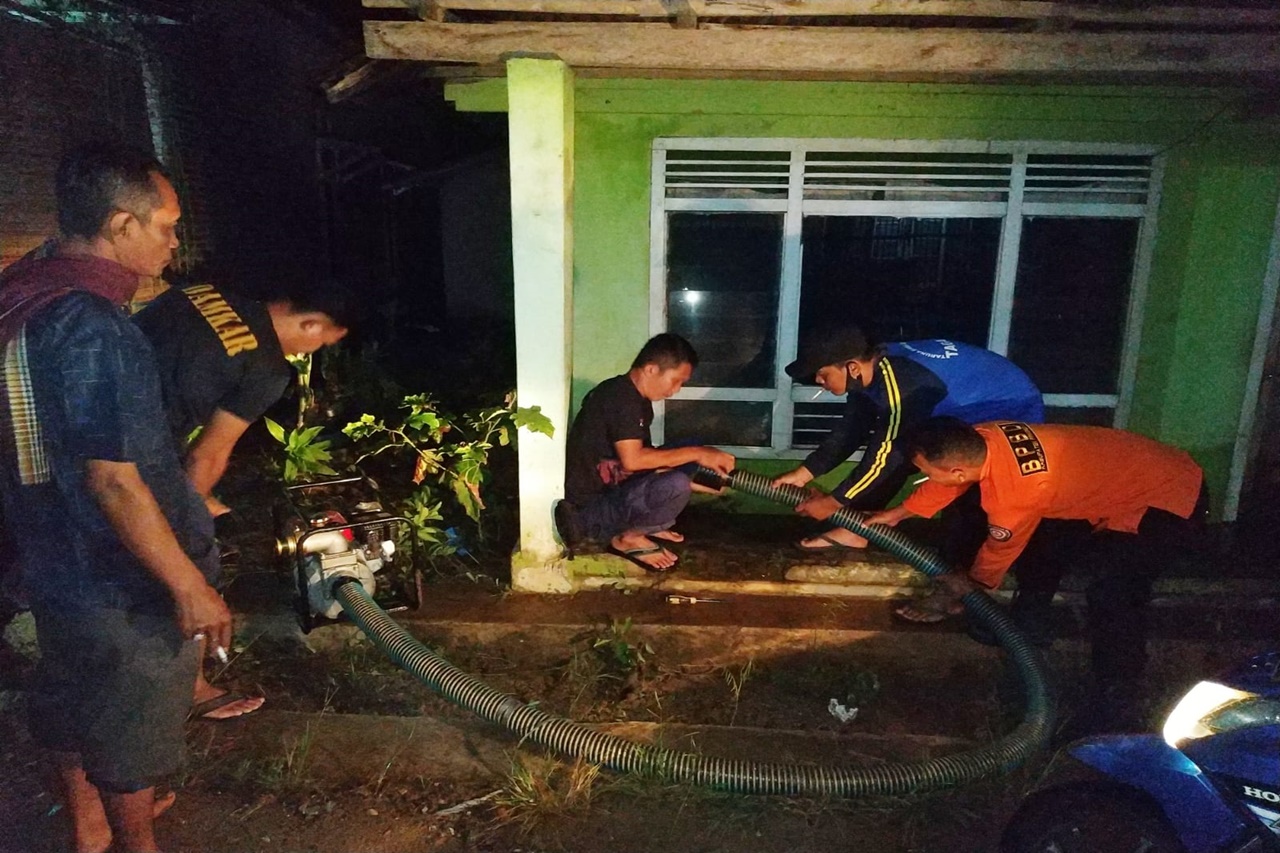 Tagana Bersama Satgas PB dan Damkar Pringsewu Bantu Pengeringan Rumah Warga Terdampak Banjir