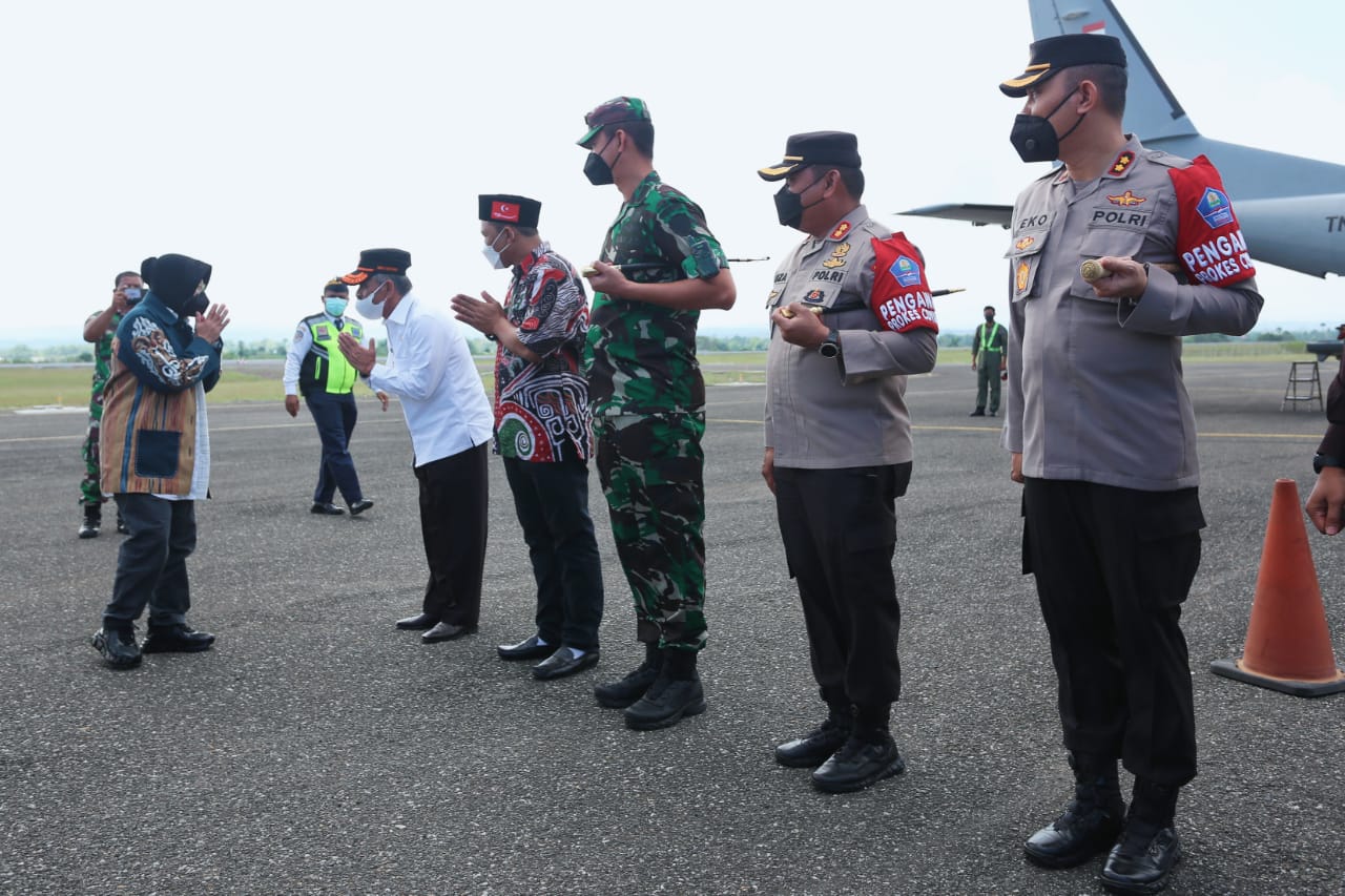 Social Affairs Minister Distributes Social Aid for Disaster Victims in Aceh