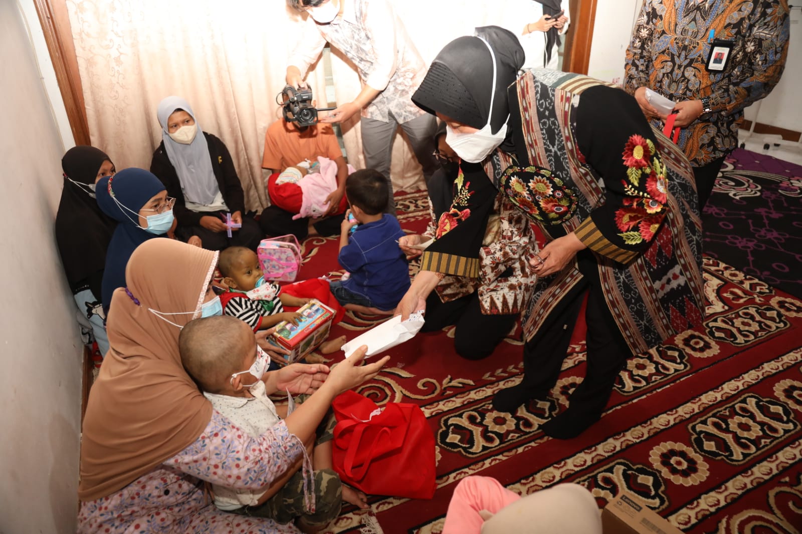 Kunjungi Rumah Singgah, Mensos Hibur dan Beri Semangat Anak-anak yang Tengah Berjuang Melawan Sakit