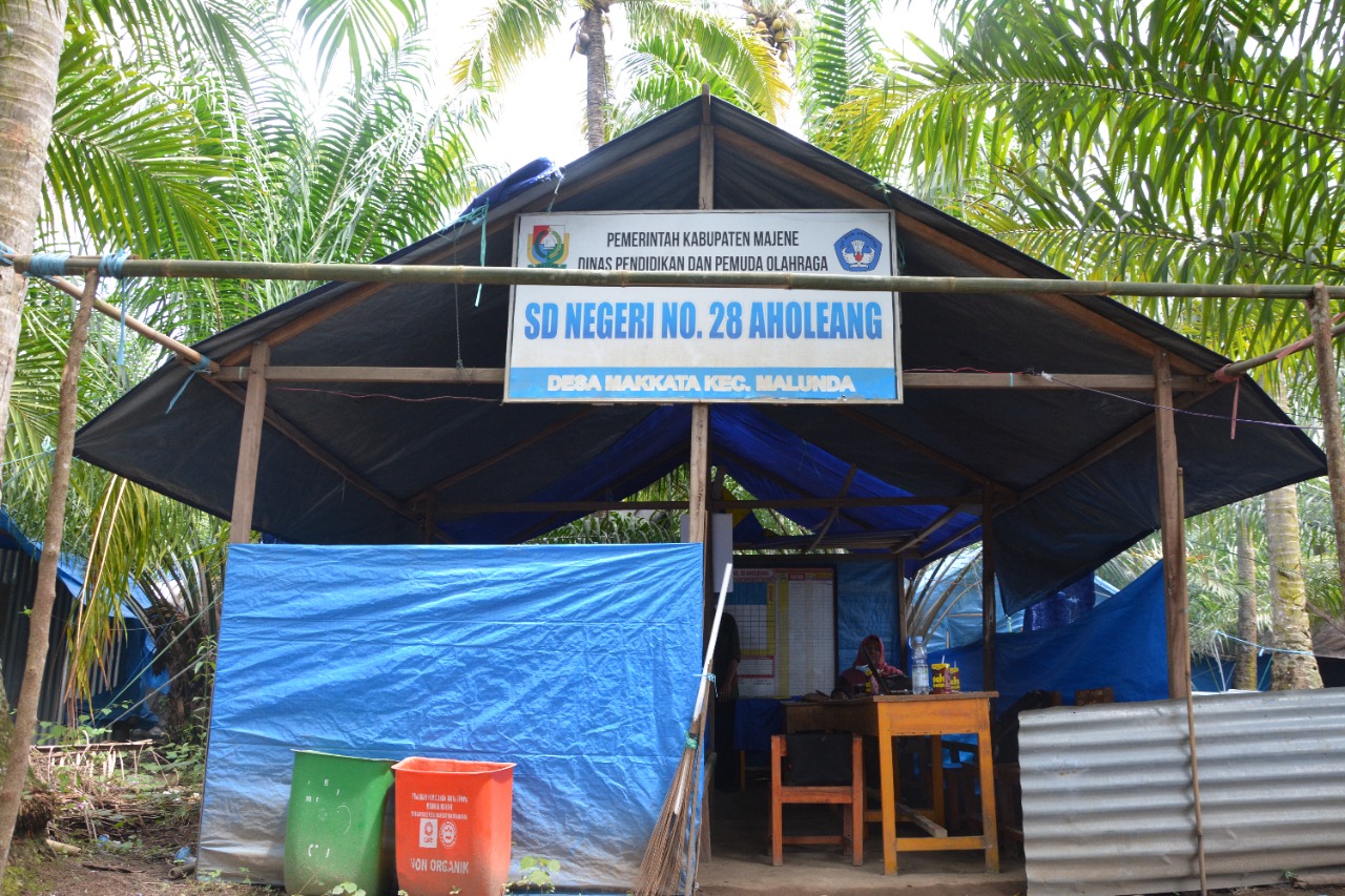 Emergency School Conditions and Teaching and Learning Process at SD 28 Aholeang in the Old Tent