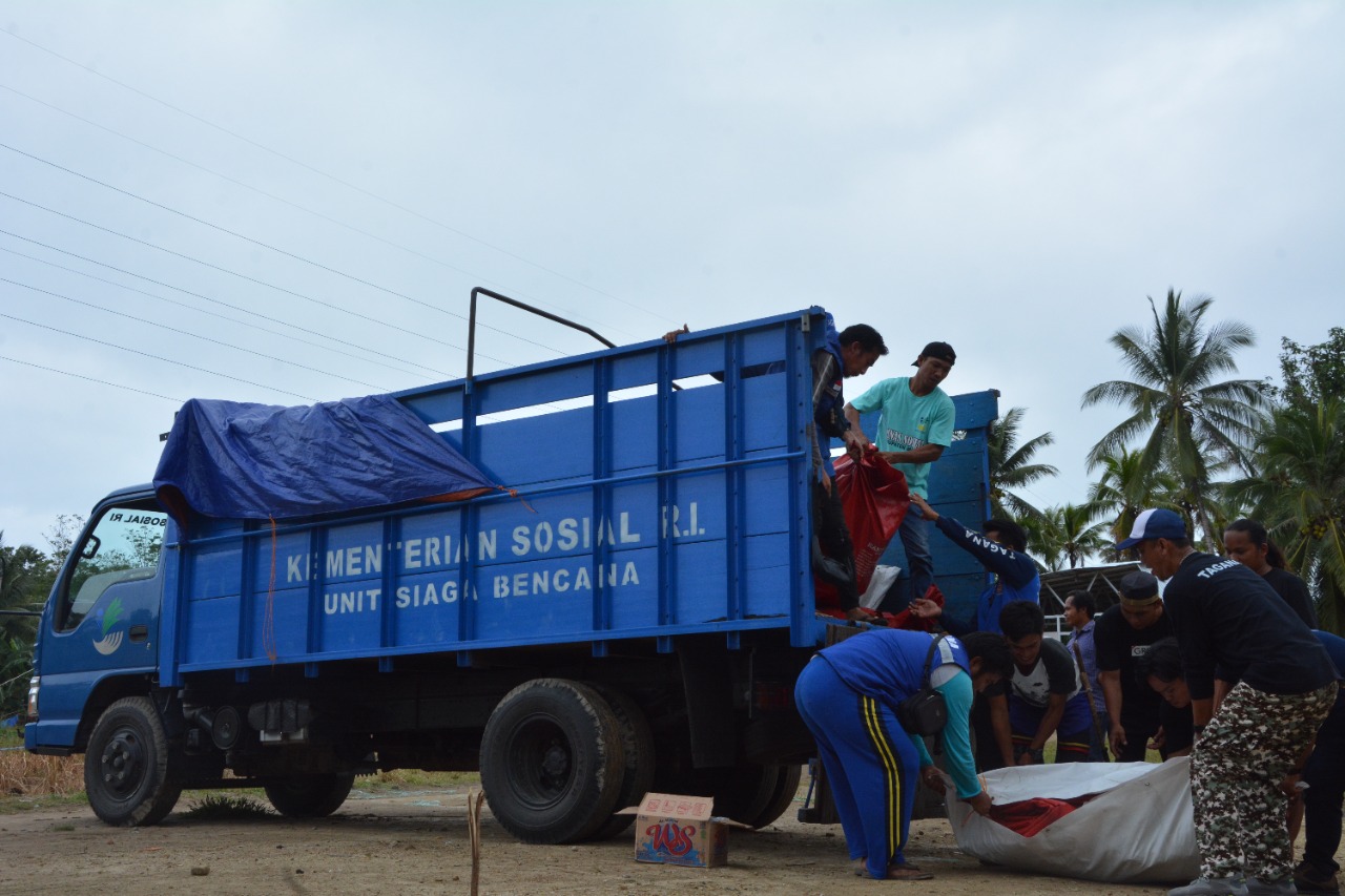 The Process of Establishing a Multipurpose Tent for Survivors in Malunda by Tagana