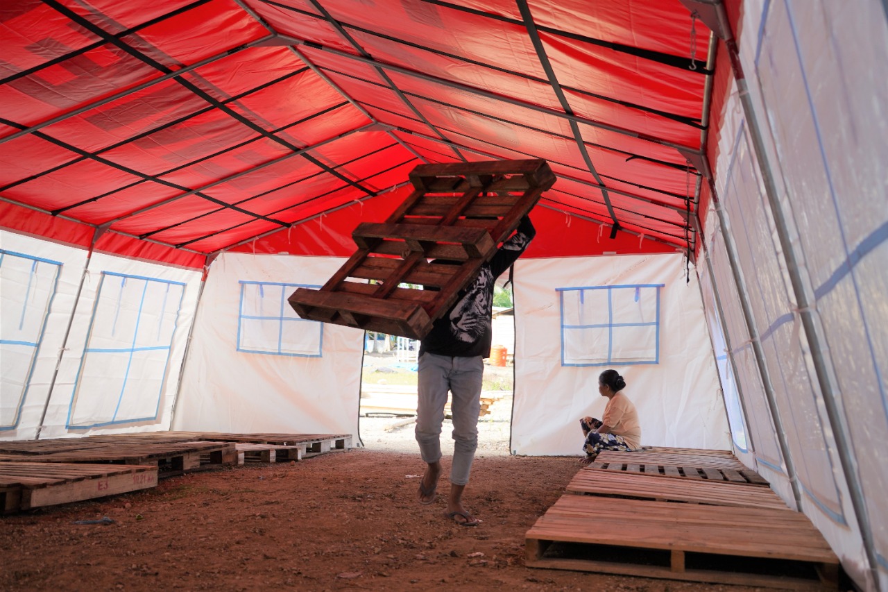 The Process of Installing Supporting Facilities in a Multipurpose Evacuee Tent in Malunda