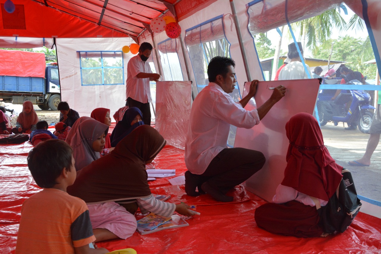 Teaching and Learning Process for SD 28 Aholeang in a New School Tent