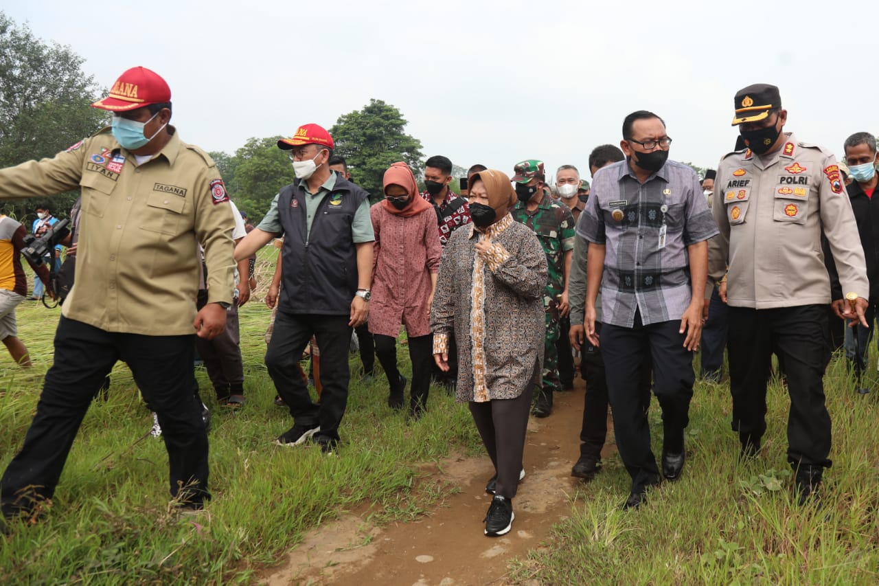 Mensos Tinjau Lokasi Bencana Alam di Pekalongan