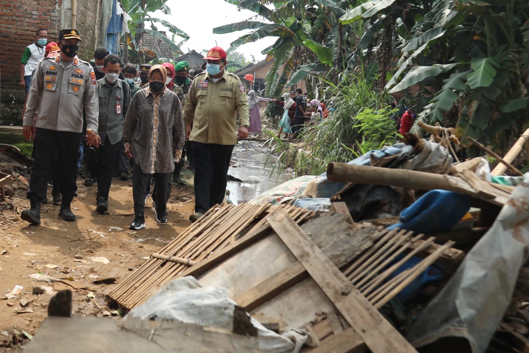 Tiba di Lokasi Banjir-Longsor Pekalongan, Mensos Tekankan Pentingnya Kesiagaan Hadapi Cuaca Ekstrem