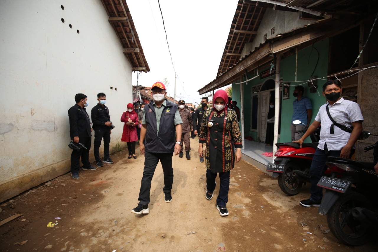 Pasca Banjir Bandang Terjang Pekalongan, Mensos Tinjau Lokasi dan Serahkan Bantuan