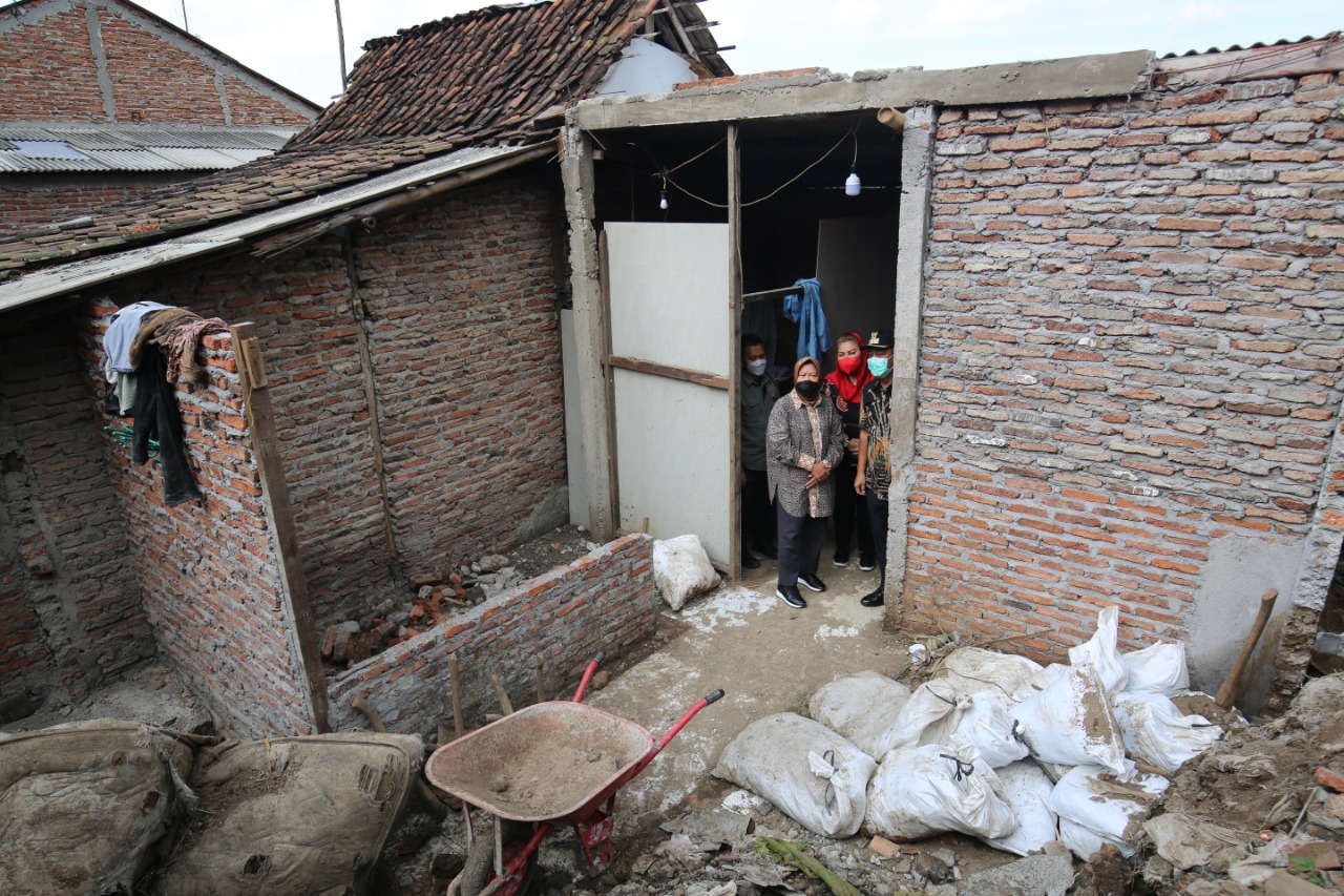 Social Affairs Minister Gives Compensation to Heirs of Landslide Disaster Victims in Semarang