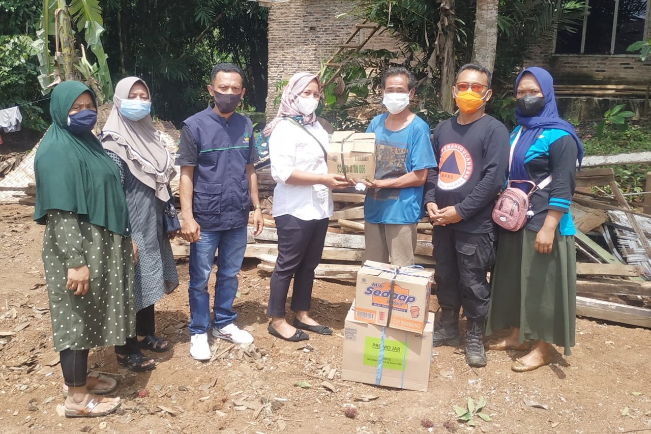 Bersama Wakil Bupati Pringsewu, Pilar-pilar Sosial Sampaikan Bantuan