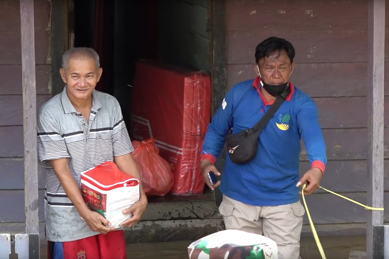 Take 4 Hours River Trip, Minister of Social Affairs Meets Flood Affected Residents in Nunukan