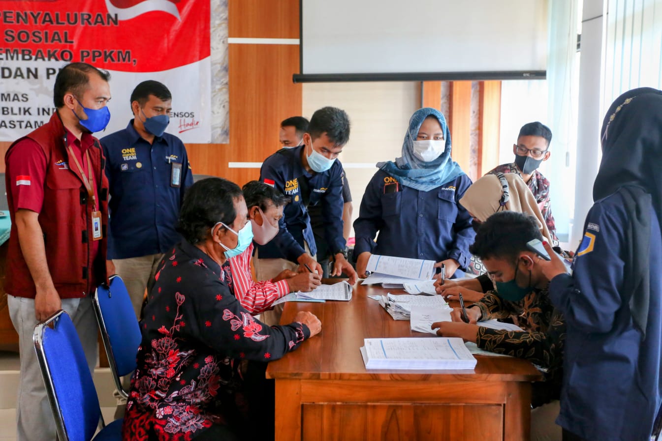 Kerahkan Seluruh SDM, Kemensos Bersama Anggota Komisi VIIl Dorong Akselerasi Salur Bansos