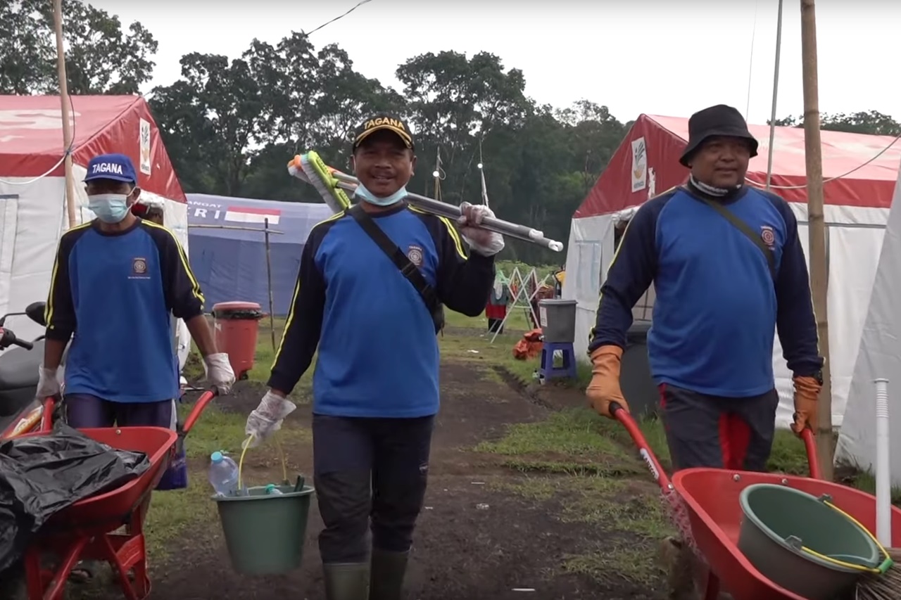 Now We Know! The Steps to Clean Toilets and Garbage at Evacuee Posts