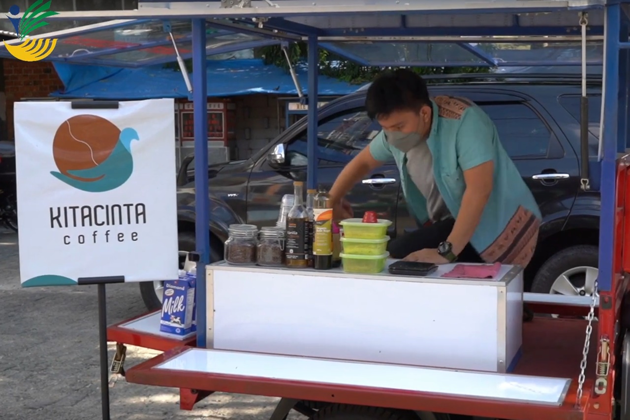 Syarief and Cik Tun Market Kitacinta Coffee Using a Tricycle