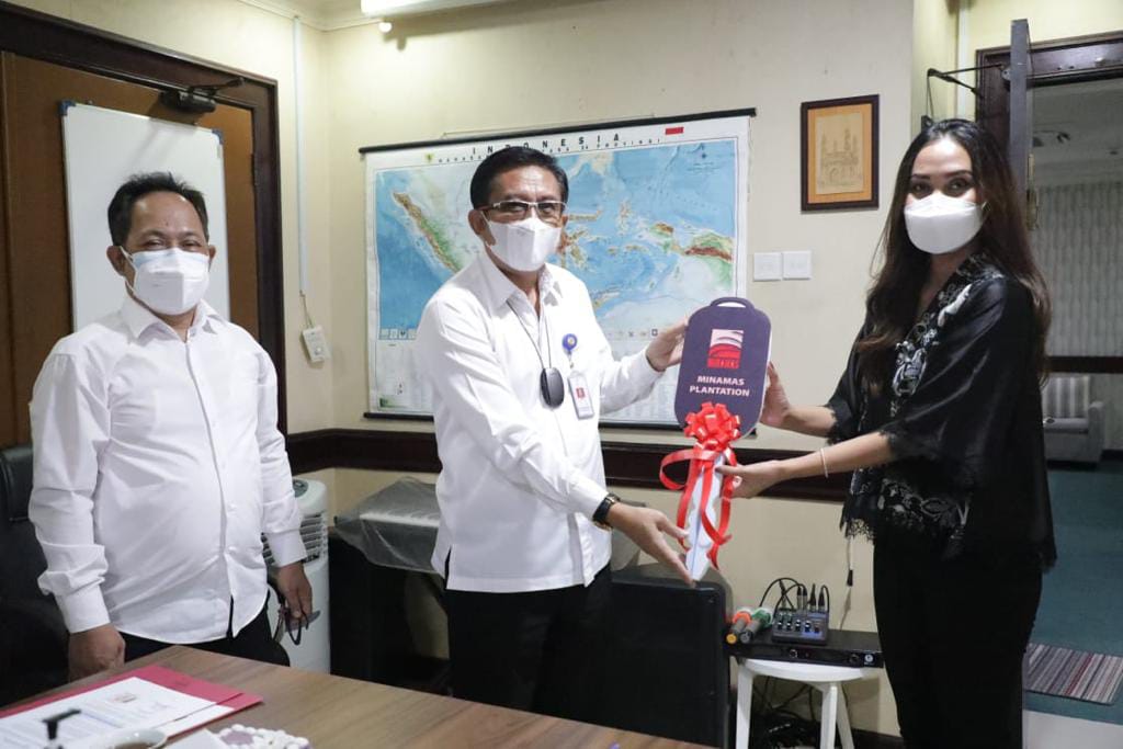 Kemensos Terima Bantuan Logistik dan 2 Unit Mobil Ambulans dari Dunia Usaha